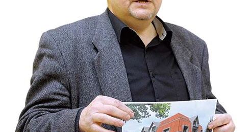 Dariusz Pawliński podczas prezentacji projektu hospicjum