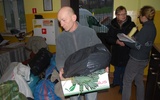Pomoc w postaci darów przekazli parafianie z Czerniejowa