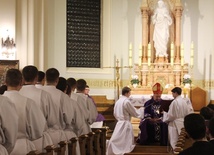 Bp Tadeusz Rakoczy podczas obrzędu admissio w seminarium duchownym w Krakowie