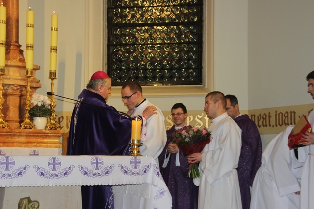 Bp Tadeusz Rakoczy z klerykami w seminarium