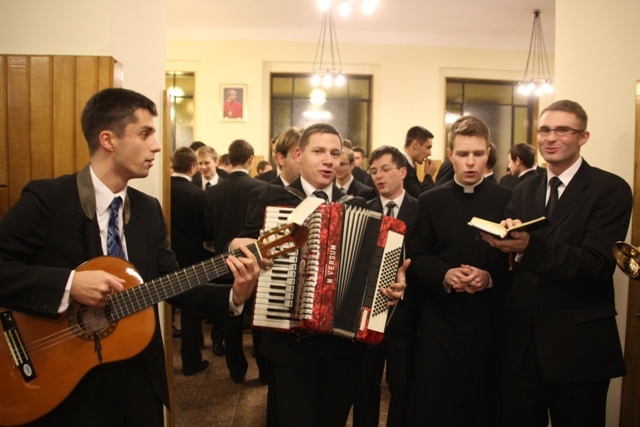 Bp Tadeusz Rakoczy z klerykami w seminarium