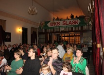 Żłóbek pod kibicowskimi szalikami