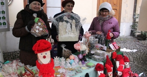 Przyjaciółki od igły dla hospicjum