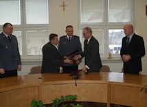 Moment zawarcia umowy w sprawie budowy nowego Komisariatu Policji w Mszczonowie