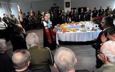 Biskup już spotkał się z wieloma grupami i osobami, błogosławiąc opłatki i składając życzenia