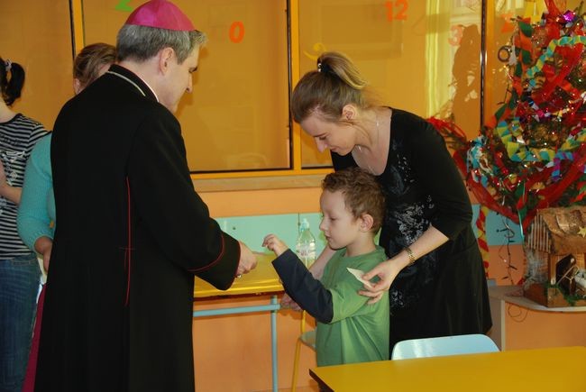 Z opłatekim wśród chorych 