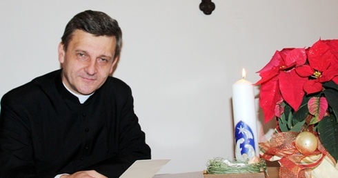 Biskup nominat Roman Pindel z opłatkiem w ręku życzył wszystkim spotkania Jezusa narodzonego w Betlejem