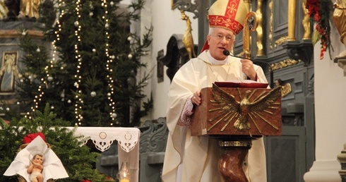 Bp Andrzej F. Dziuba wygłasza homilię w bazylice katedranej w Łowiczu