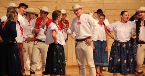 Zespół regionalny "Istebna" zaprasza na koncert - i do wspierania odbudowy zniszczonego przez ogień kościoła na Stecówce