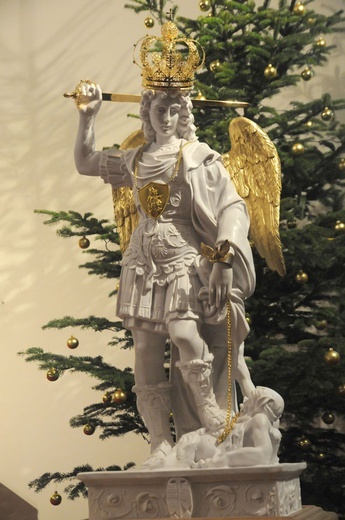 Kopia figury św. Michała Archanioła w Nowej Hucie