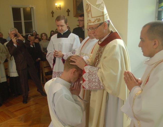 Nałożenie rąk na ks. Piotra Błońskiego - istotny moment święceń kapłańskich