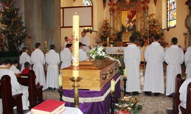 Liturgia pogrzebowa śp. ks. kan. Alojzego Oleksika w kościele św. Jerzego w Jasienicy