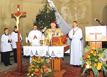  23 grudnia 2013 r. bp Ignacy Dec odprawił pierwszą Mszę św.  w kościele MB Królowej Polski w Mrowinach