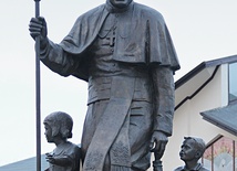 Pomnik bł. Jana Pawła II z dziećmi przy parafii pw. Ducha Świętego w Zielonej Górze
