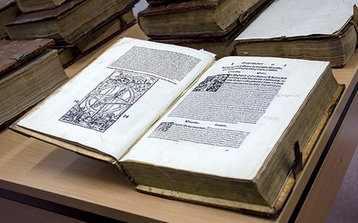  Jest pewne, że z tych ksiąg korzystał M. Kopernik. Trzeba jednak dokładnie sprawdzić, które zapiski na marginesach są jego autorstwa