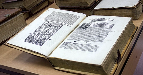  Jest pewne, że z tych ksiąg korzystał M. Kopernik. Trzeba jednak dokładnie sprawdzić, które zapiski na marginesach są jego autorstwa