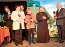 Wyróżnieni statuetki odebrali od bp. Henryka Tomasika, ks. Grzegorza Wójcika i ks. Roberta Kowalskiego