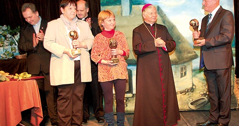 Wyróżnieni statuetki odebrali od bp. Henryka Tomasika, ks. Grzegorza Wójcika i ks. Roberta Kowalskiego