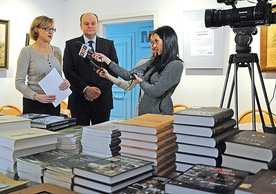  Dyrektor biblioteki Annę Skubisz-Szymanowską cieszy obietnica prezydenta, że ten dar to tak naprawdę początek 