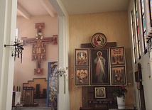 W Tryptyku Miłosierdzia znajduje się tabernakulum. W głębi prezbiterium z krzyżem paschalnym