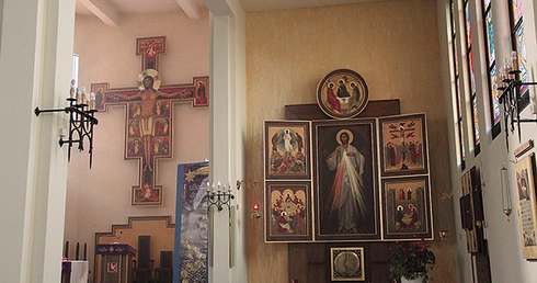 W Tryptyku Miłosierdzia znajduje się tabernakulum. W głębi prezbiterium z krzyżem paschalnym