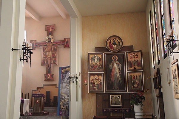W Tryptyku Miłosierdzia znajduje się tabernakulum. W głębi prezbiterium z krzyżem paschalnym