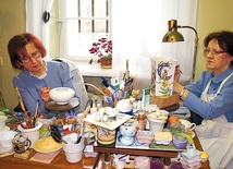Dla Małgorzaty Burzykowskiej (po lewej) i Zofii Solak wyrób i malowanie majoliki to wielka pasja