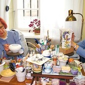 Dla Małgorzaty Burzykowskiej (po lewej) i Zofii Solak wyrób i malowanie majoliki to wielka pasja