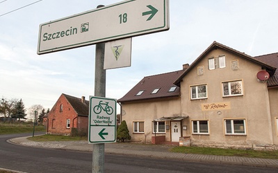 Niemiecki Rosow staje się dla Polaków przedmieściem Szczecina. Na zdjęciu stara gospoda, w której polski ksiądz urządza miejsce na szkołę biblijną