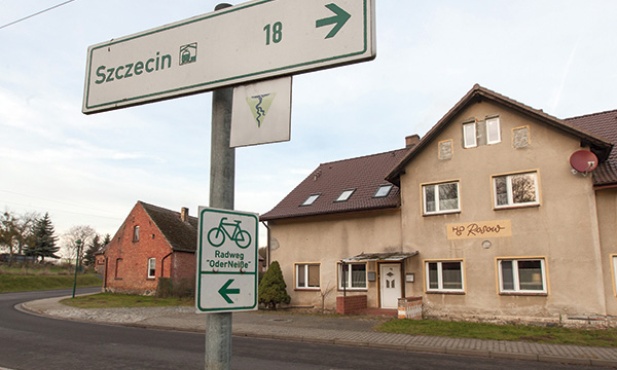 Niemiecki Rosow staje się dla Polaków przedmieściem Szczecina. Na zdjęciu stara gospoda, w której polski ksiądz urządza miejsce na szkołę biblijną