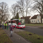 O 14.30 autobus przywozi do Rosowa dzieci ze szkoły Poniżej z lewej: Ks. Cezary Korzec z projektem ogrodu biblijnego w Rosowie 
