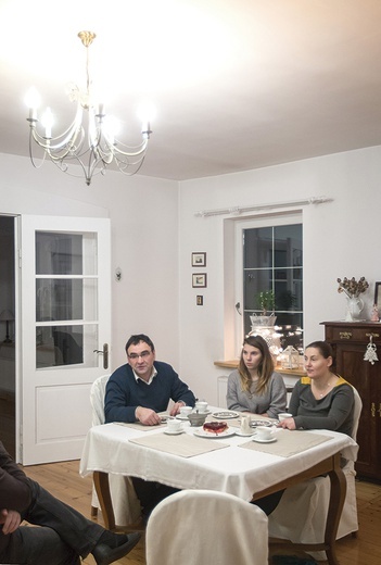 Rodzina Walukiewiczów w odremontowanym domu w Rosowie. – Nie mamy poczucia, że mieszkamy za granicą – mówią 