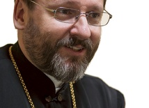 Abp Światosław Szewczuk urodził się w 1970 r. w Stryju. Po ukończeniu szkoły średniej uczęszczał do szkoły pielęgniarskiej w Borysławiu, kształcąc się jednocześnie w latach 1983–89 w podziemnym seminarium duchownym. W styczniu 2009 r. Benedykt XVI mianował ks. prof. Szewczuka biskupem pomocniczym greckokatolickiej eparchii w Buenos Aires. Jego zwierzchnikiem był kard. Jorge Mario Bergoglio, obecny papież Franciszek. W marcu 2011 r. Synod Biskupów Ukraińskiego Kościoła Greckokatolickieg wybrał go na arcy...