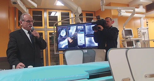  – Sala hybrydowa pozwoli zrobić więcej i w krótszym czasie, by jak najwięcej naprawić i zepsuć jak najmniej – mówi prof. Janusz Skalski