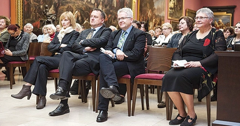  Jubileusz TPMNK świętowano w Sukiennicach. Pierwsza z prawej  Małgorzata Buyko