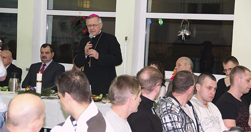 – Zawsze można zacząć od nowa – mówił bp Dajczak do skazanych