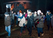  35-osobowa grupa z Piły przemierzała Tuczno, śpiewając i tańcząc