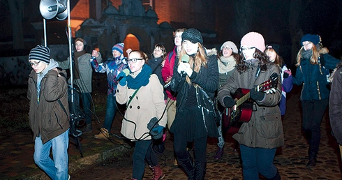  35-osobowa grupa z Piły przemierzała Tuczno, śpiewając i tańcząc
