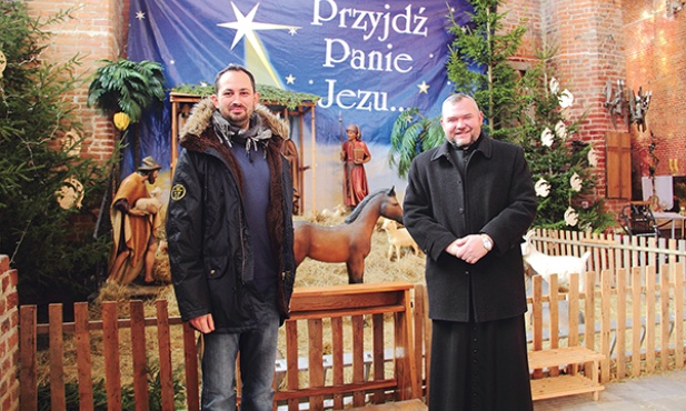  – Młodzi ludzie chętnie biorą udział w przygotowaniach Mszy pasterskiej. Tych, którzy idą 24 grudnia do klubu, jest niewielu – twierdzą Tomasz Szturo (z lewej) i ks. Krzysztof Ławrukajtis