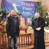  – Młodzi ludzie chętnie biorą udział w przygotowaniach Mszy pasterskiej. Tych, którzy idą 24 grudnia do klubu, jest niewielu – twierdzą Tomasz Szturo (z lewej) i ks. Krzysztof Ławrukajtis