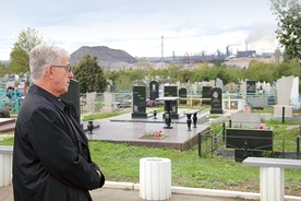 Abp Wiktor Skworc  na cmentarzu w Jenakijewie w Zagłębiu Donbas.  Tam prawdopodobnie pochowane są ofiary tragedii górnośląskiej. W tle huta, jeden z zakładów, w którym pracowali  wywiezieni