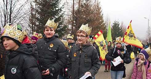 Z koroną na głowie i śpiewem kolęd – na zdjęciu uczestnicy orszaku z Porąbki