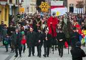 Część młodzieży z diecezjalnych struktur ERM po orszaku w swoich parafiach weźmie udział w wielkich pochodach, które przejdą ulicami miast diecezji legnickiej. Na zdjęciu ubiegłoroczny orszak w Legnicy