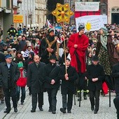 Część młodzieży z diecezjalnych struktur ERM po orszaku w swoich parafiach weźmie udział w wielkich pochodach, które przejdą ulicami miast diecezji legnickiej. Na zdjęciu ubiegłoroczny orszak w Legnicy