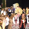  Uroczyste wniesienie obrazu i relikwii do kościoła w Długołęce-Świerkli