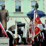 Przy centralnym deptaku Radomia został odsłonięty pomnik Marii i Lecha Kaczyńskich