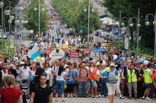 Ponad 7 tys., głównie młodych, wzięło udział w diecezjalnej pieszej pielgrzymce na Jasną Górę