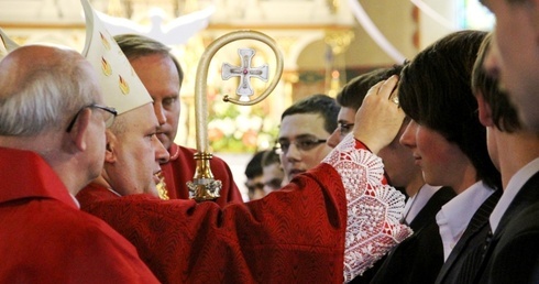 Pastorał, mitra, pierścień - znaki pasterskiej władzy, będą towarzyszyć biskupowi podczas jego liturgicznej posługi. Na zdjęciu: bp Piotr Greger w czasie bierzmowania