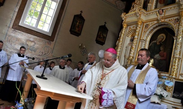 Bp Roman Marcinkowski namaszcza ołtarz w odnowionym kościele