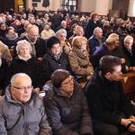 Wprowadzenie urny śp. Wojciecha Kilara do katedry